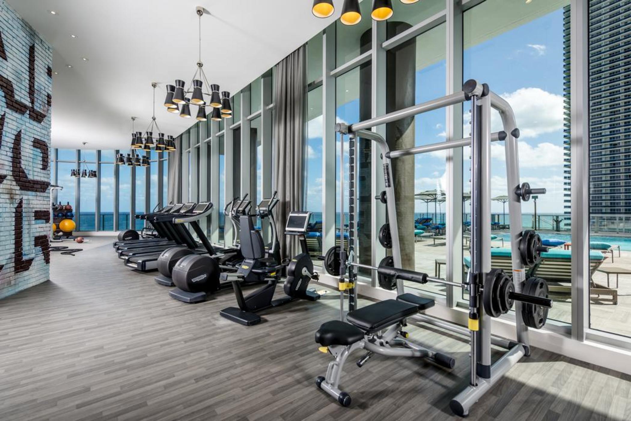 Lyfe Resort & Residences Hollywood Bagian luar foto