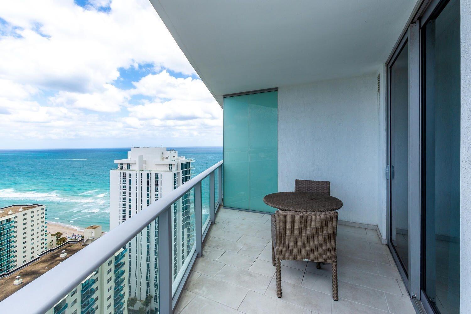 Lyfe Resort & Residences Hollywood Bagian luar foto